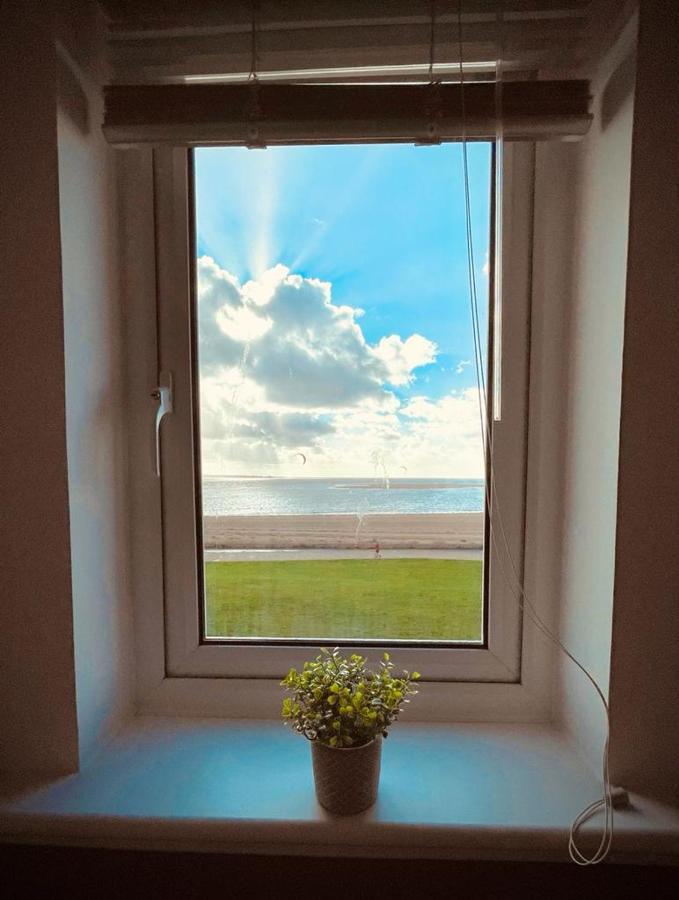 Sea View Apartment At The Beach! Llanelli Dış mekan fotoğraf